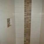 Ablage in der Dusche und Bordüre aus Mosaik in Holzoptik