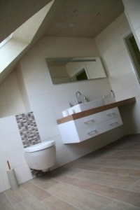 Badezimmer in Holzoptik mit Dachschräge