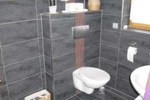 Fliesen im Badezimmer waagerecht verlegt mit Mosaikbordüre
