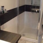 Bad-Design mit Fliesenstreifen im Wandbereich