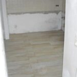 Küchenspiegel und Bodenfliesen in Holzoptik