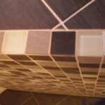 verflieste Ablage im Badezimmer