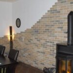 Steinwand hinter dem Ofen