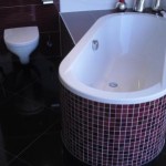 Freistehende Badewanne mit Mosaikfliesen